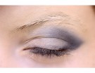Trucco sfumato verso l’esterno con due nuances di grigio