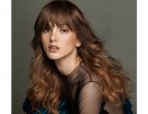 Capelli lunghi e mossi con frangia liscia