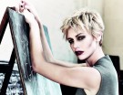Pixie cut con meches bionde in stile anni ’90