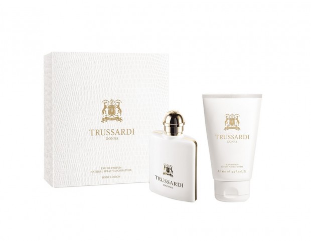 Il profumo Trussardi Donna e la lozione corpo in un candido cofanetto