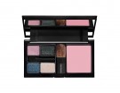 Trousse che racchiude 4 tonalità di ombretti extra pearl e il blush rosa satinato