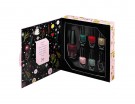Iconiche e sublimi nuance per questo cofanetto OPI che racchiude sei smalti (nelle più famose tonalità del brand), oltre a un Top Coat per una manicure brillante e resistente