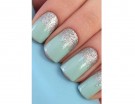 Dettagli glitter argentati sulla base color Tiffany