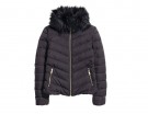 Elegante con collo in ecopelliccia ton sur ton