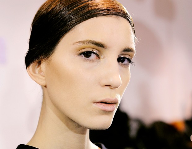 Il trucco occhi con glitter è adatto all’atmosfera festaiola e natalizia