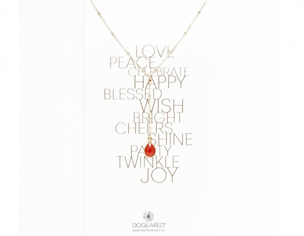 Collana dorata con pietra colorata e packaging romantico