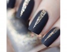 Triangoli glitter sulla base nero opaco