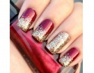 Luce dorata sullo smalto rosso