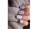 Glitter e strass per la manicure