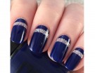 Strisce glitterate su smalto blu notte