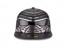 Cappello con visiera e dettagli “shiny”