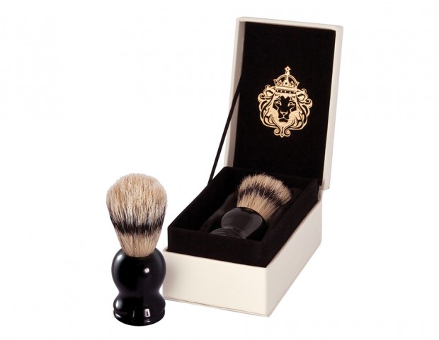 Un lussuoso Shave Brush, presentato in una scatola bianca.