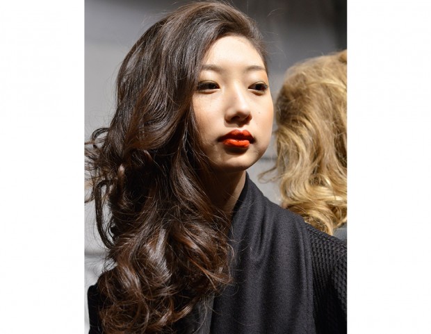 Capelli mossi, lunghi e a lato