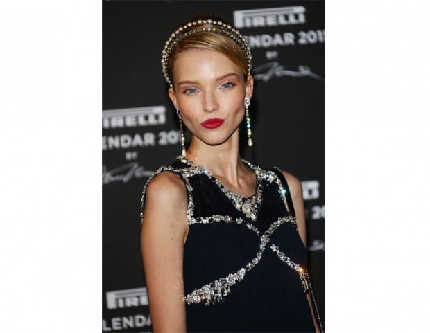 La modella Sasha Luss sfoggia due cerchietti con perle e gemme luminose