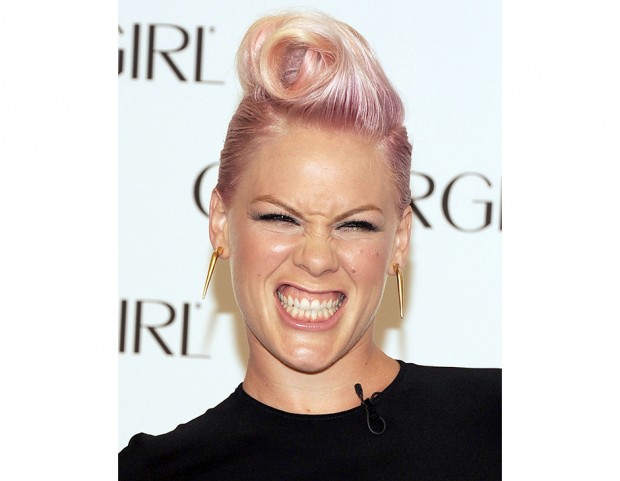 La regina dei capelli biondo-rosa