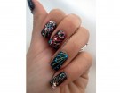 Strass e glitter multicolore per la manicure con fuochi d’artificio