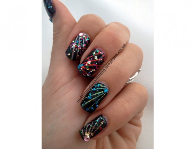 Strass e glitter multicolore per la manicure con fuochi d’artificio