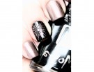 Accent manicure luminosa su base nera