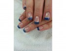 French manicure in blu con fiocchi di neve