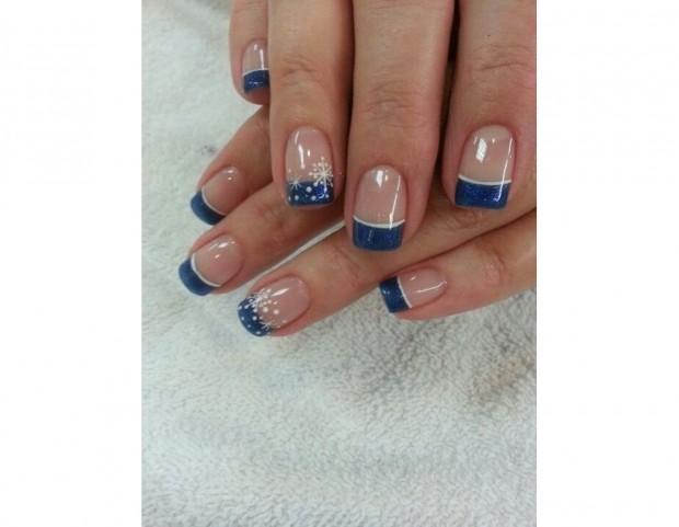 French manicure in blu con fiocchi di neve