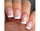 La french manicure classica si arricchisce di fiocchi di neve