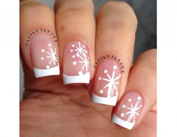 La french manicure classica si arricchisce di fiocchi di neve