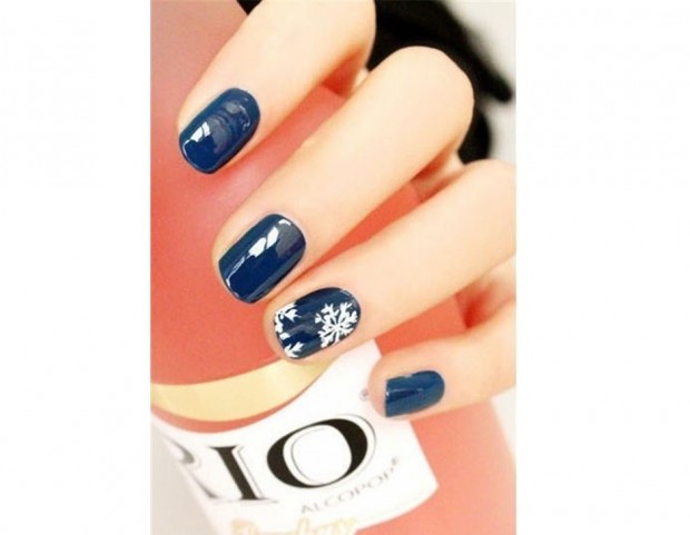 Accent manicure in blu