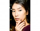 Dettagli luminosi sulla manicure color cioccolato
