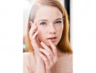 Manicure delicata con smalto nude