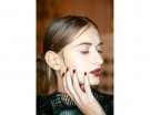 Manicure laccata rosso scuro in abbinato al rossetto