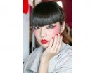 Lo smalto rosso non viene applicato in modo omogeneo per una nail art particolare
