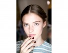 Smalto rouge noir per la manicure elegante