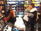 Erka incontra le sue fan e firma per loro le copie del suo libro