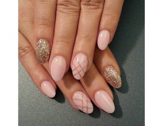 Dettagli dorati per la manicure Rose Quartz