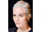 Capelli medio-corti pettinati all’indietro