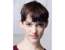 Capelli corti e frangia sfilata