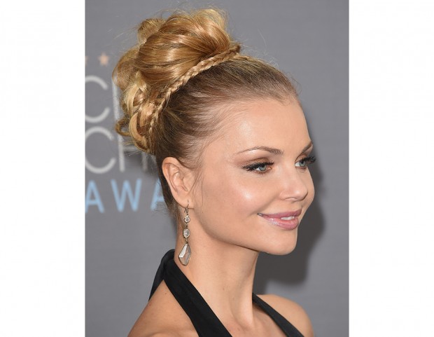 Chignon alto con intrecci