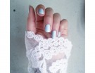 Unghie celesti Serenity abbinate ad un outfit bianco donano un’allure eterea