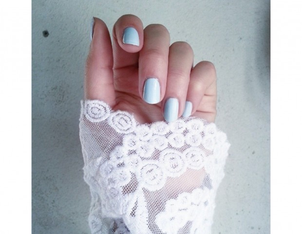 Unghie celesti Serenity abbinate ad un outfit bianco donano un’allure eterea