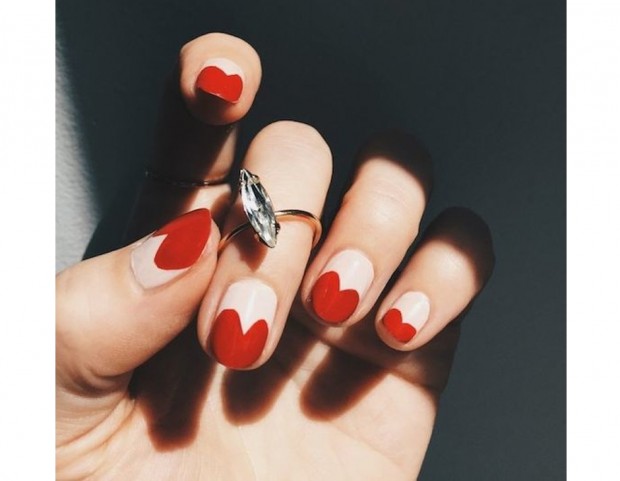 Una particolare french manicure a forma di cuore