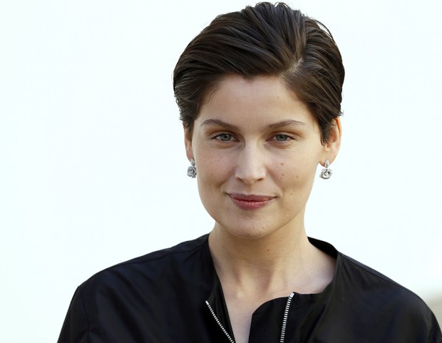 Con capelli pettinati all’indietro