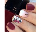 Rose rosse per l’accent manicure