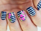 Stile navy per la nail art con rose