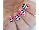 Manicure con righe e rose