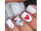 Rose stilizzate su smalto bianco
