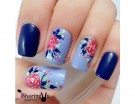 Smalto azzurro e rose per la manicure