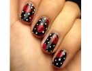 Rose rosse e manicure a pois