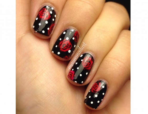 Rose rosse e manicure a pois