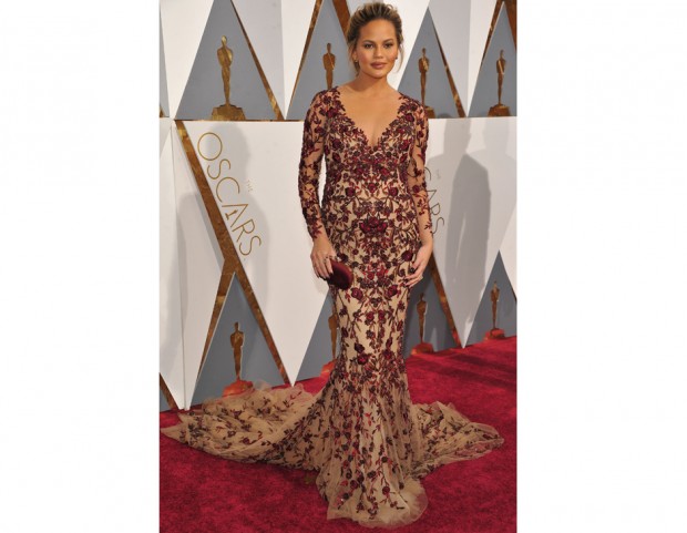 Chrissy Teigen in Marchesa costumizzato e clutch Swarovski