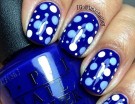 Manicure a pois nei toni del blu